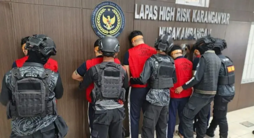 Aktor sekaligus terpidana kasus narkotika, Ammar Zoni, dipindahkan dari Lapas Narkotika Jakarta menuju Lapas Super Maksimum Security Karanganyar, Nusakambangan. (Dok).