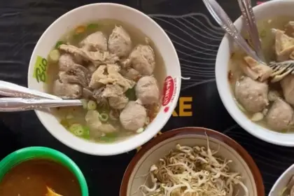 Satu Porsi Bakso Citra Satlantas 2, dengan topping tetelan yang melimpah. (Foto: Dok cilacaptoday.com)