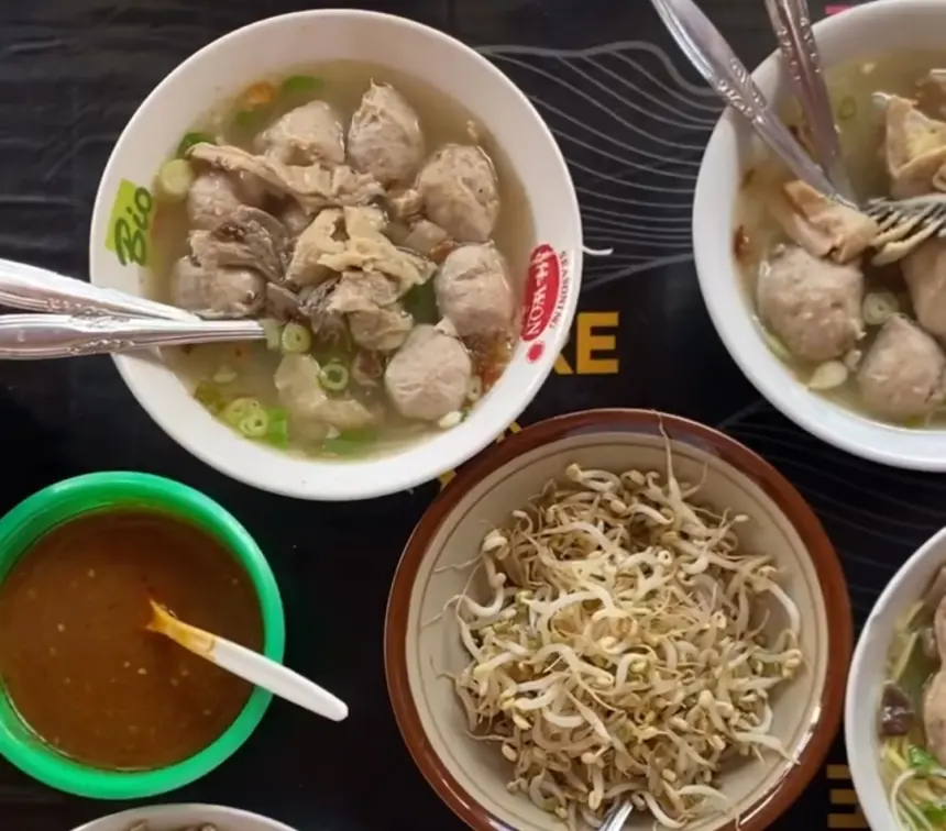 Satu Porsi Bakso Citra Satlantas 2, dengan topping tetelan yang melimpah. (Foto: Dok cilacaptoday.com)
