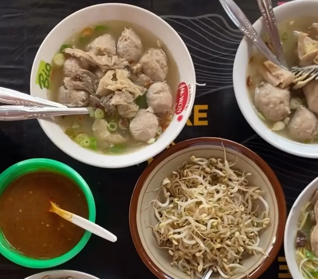 Satu Porsi Bakso Citra Satlantas 2, dengan topping tetelan yang melimpah. (Foto: Dok cilacaptoday.com)