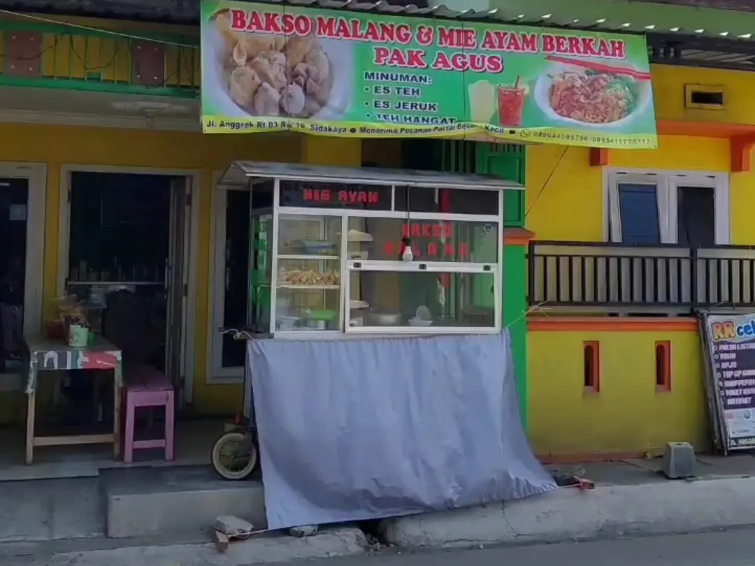 Potret warung Bakso Malang dan Mie Ayam Berkah Pak Agus, kuliner legendaris yang tetap konsisten berjualan selama 25 tahun. (Sumber: Instagram @baksomalangkuy) 