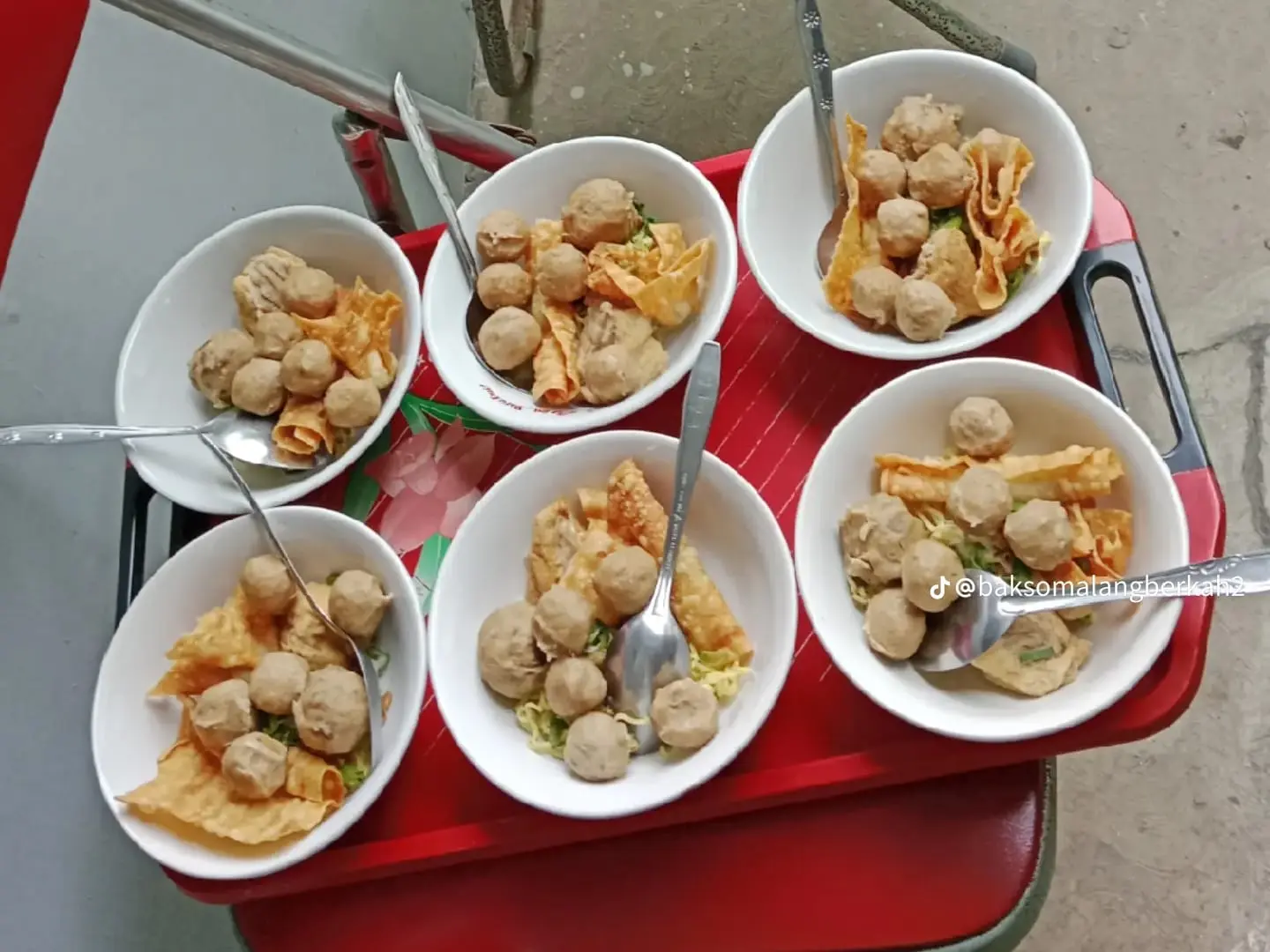 Varian Mie Ayam dengan taburan topping melimpah, salah satu menu andalan selain bakso di kedai Pak Agus. (Sumber: Instagram @baksomalangkuy)