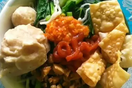 Isian Bakso Malang yang komplit dengan kuah kaldu yang khas. (Sumber: TikTok @baksomalangberkah2) 