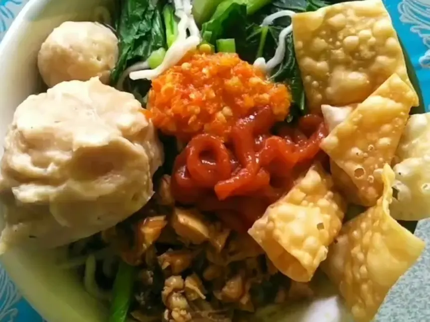 Isian Bakso Malang yang komplit dengan kuah kaldu yang khas. (Sumber: TikTok @baksomalangberkah2) 