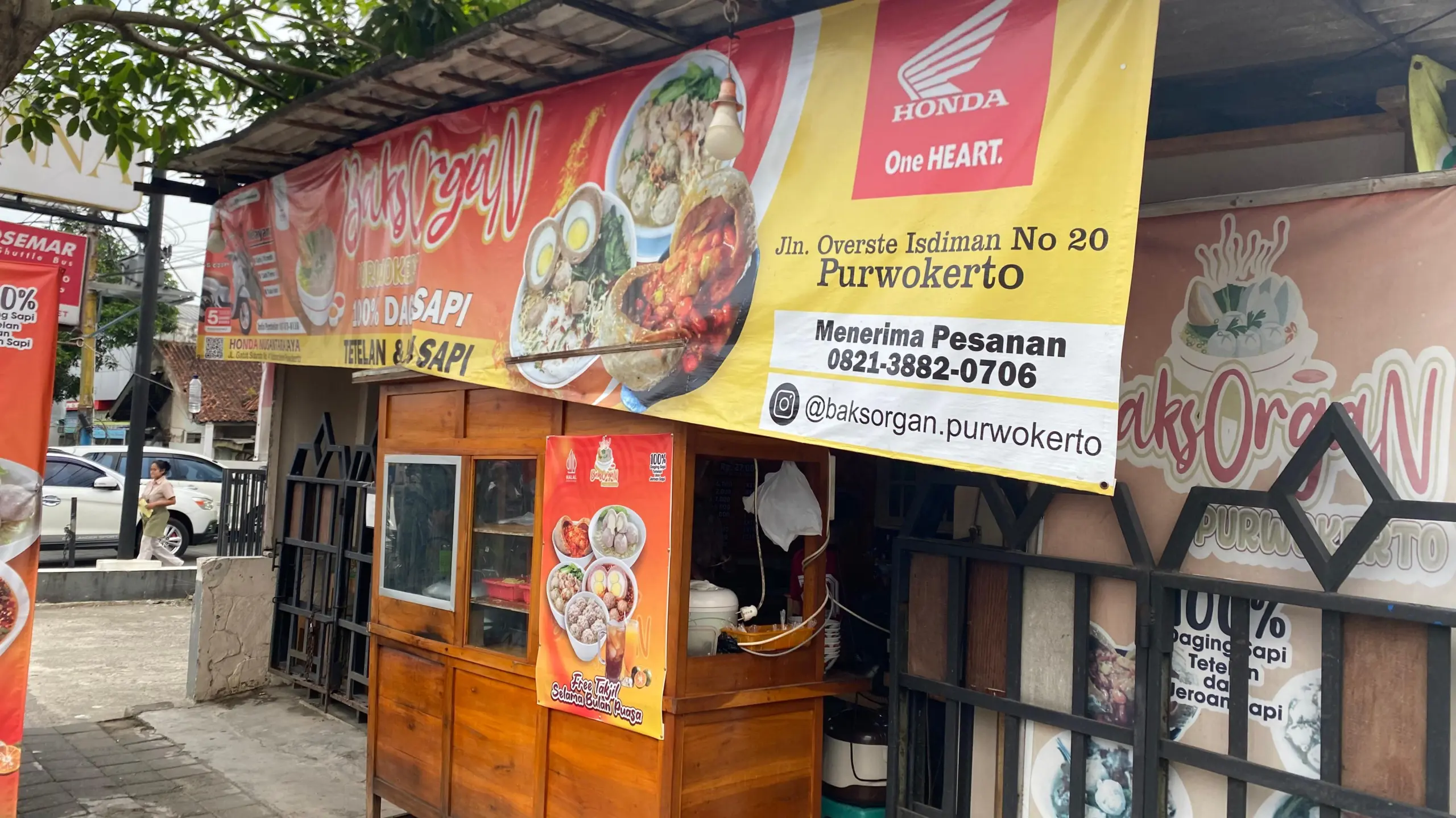 Berada di jalur utama Jalan Overste Isdiman, lokasi Bakso Organ sangat strategis dan mudah dijangkau. (Foto: Dok cilacaptoday.com)