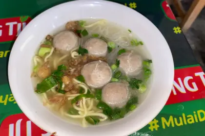 Tampilan menggoda satu porsi bakso keju muncrat dari Bakso Organ Purwokerto yang lumer di dalam mulut. (Foto: Dok cilacaptoday.com)