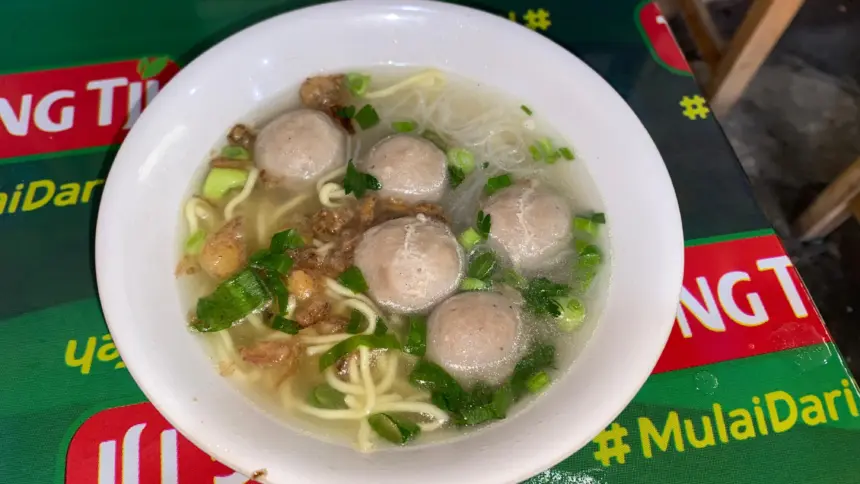 Tampilan menggoda satu porsi bakso keju muncrat dari Bakso Organ Purwokerto yang lumer di dalam mulut. (Foto: Dok cilacaptoday.com)