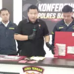 Kasat Reskrim Polres Banjarnegara, AKP Ori Friliansa Utama saat menunjukkan sejumlah barangbukti yang digunakan tersangka RP untuk membakar mobil istri Kades Hoho, Selasa (19/5/2026). (Foto: Heri Cahyono)