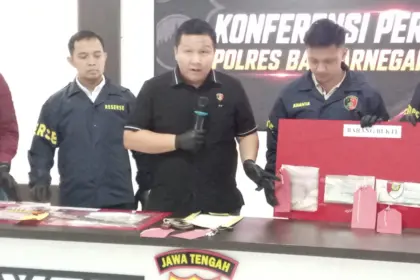 Kasat Reskrim Polres Banjarnegara, AKP Ori Friliansa Utama saat menunjukkan sejumlah barangbukti yang digunakan tersangka RP untuk membakar mobil istri Kades Hoho, Selasa (19/5/2026). (Foto: Heri Cahyono)