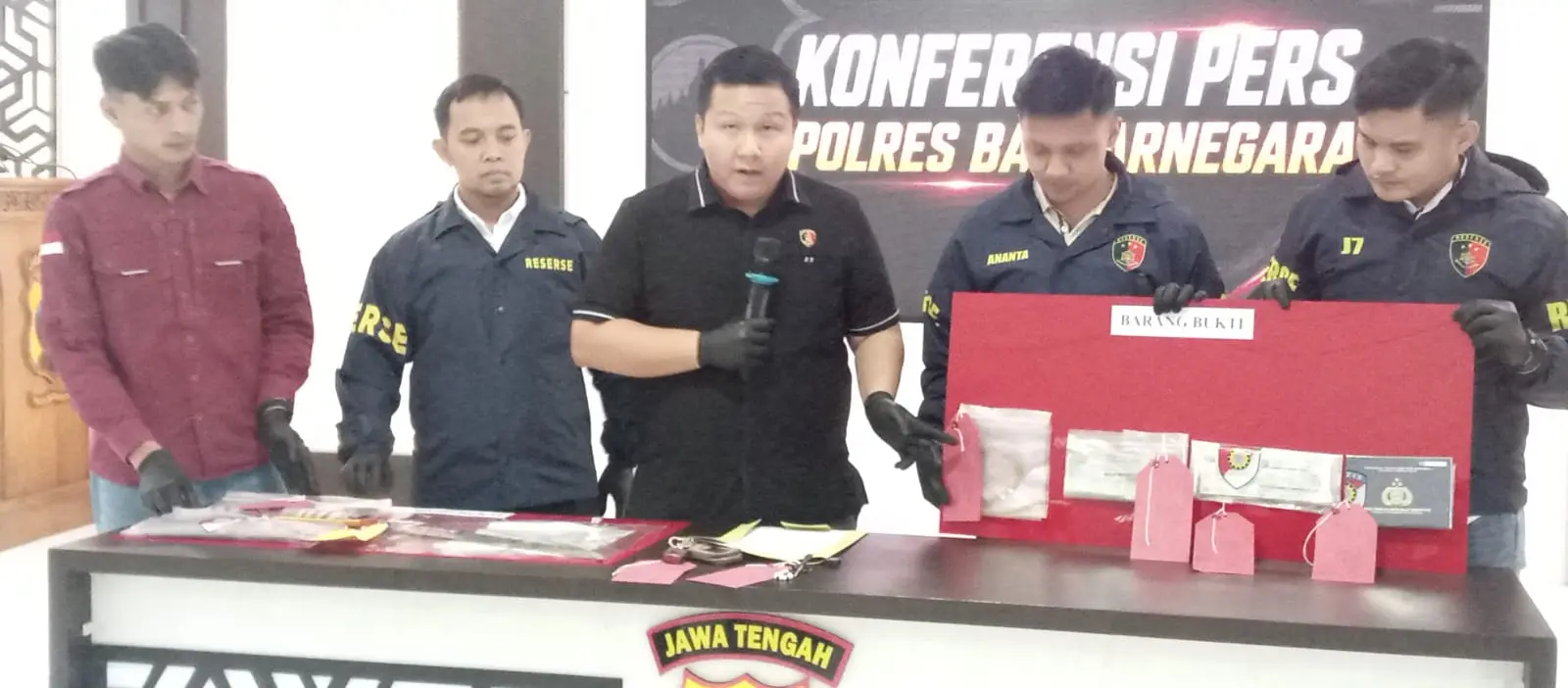 Kasat Reskrim Polres Banjarnegara, AKP Ori Friliansa Utama saat menunjukkan sejumlah barangbukti yang digunakan tersangka RP untuk membakar mobil istri Kades Hoho, Selasa (19/5/2026). (Foto: Heri Cahyono)