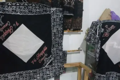 Batik khas denga motif Batik Sida Slamet Ceplok Pesemuan Adiraja. (Sumber: Instagram @srumbung_makmur) 