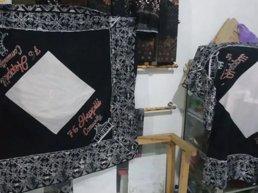 Batik khas denga motif Batik Sida Slamet Ceplok Pesemuan Adiraja. (Sumber: Instagram @srumbung_makmur) 