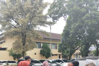 Bebasnya tiga tapol Banyumas disambut keluarga, Rabu (29/04/2026).(foto: Wahyu Sumantri)