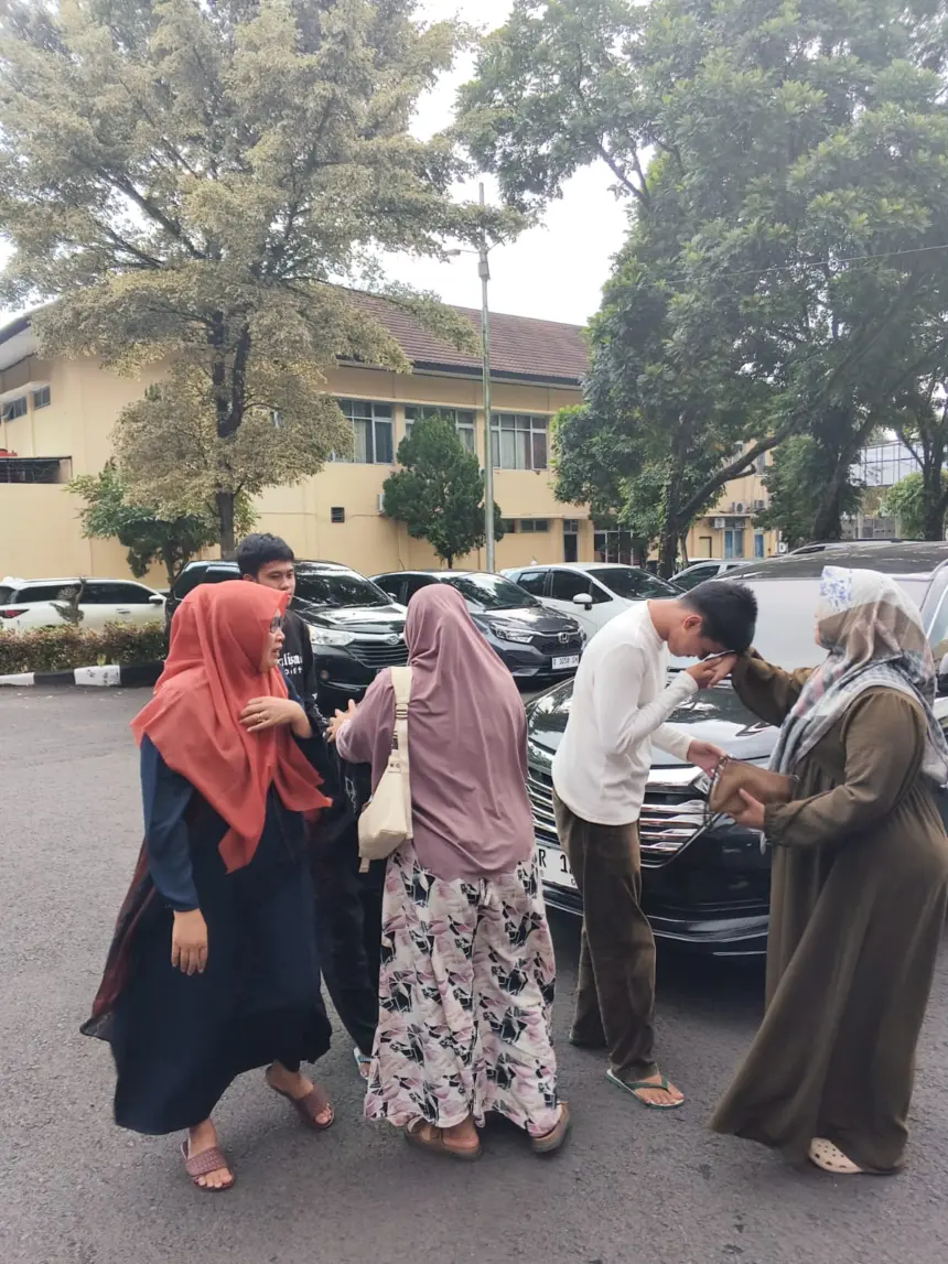 Bebasnya tiga tapol Banyumas disambut keluarga, Rabu (29/04/2026).(foto: Wahyu Sumantri)