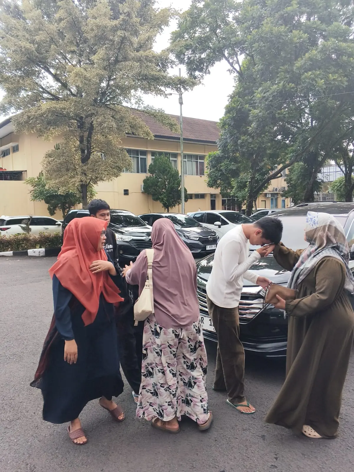 Bebasnya tiga tapol Banyumas disambut keluarga, Rabu (29/04/2026).(foto: Wahyu Sumantri)
