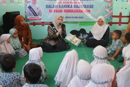 Bunda PAUD Kabupaten Purbalingga, Syahzani Fahmi Muhammad Hanif—atau yang akrab disapa Bunda Hani—menggelar kegiatan "Tebar Cinta Bunda PAUD Kabupaten Purbalingga" Suara tawa dan nyanyian anak-anak menggema di halaman Kelompok Bermain (KB) Subulussalam, Walik, Desa Kutasari, Kecamatan Kutasari, Selasa (19/5/2026).(Foto: Pemkab Purbalingga)