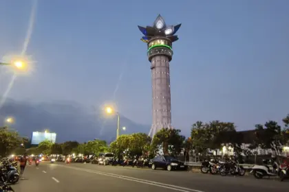 Pesona Bunga Tabebuya yang mulai menyelimuti kawasan Menara Teratai Purwokerto pada awal Mei 2026. (Foto: Dok cilacaptoday.com)