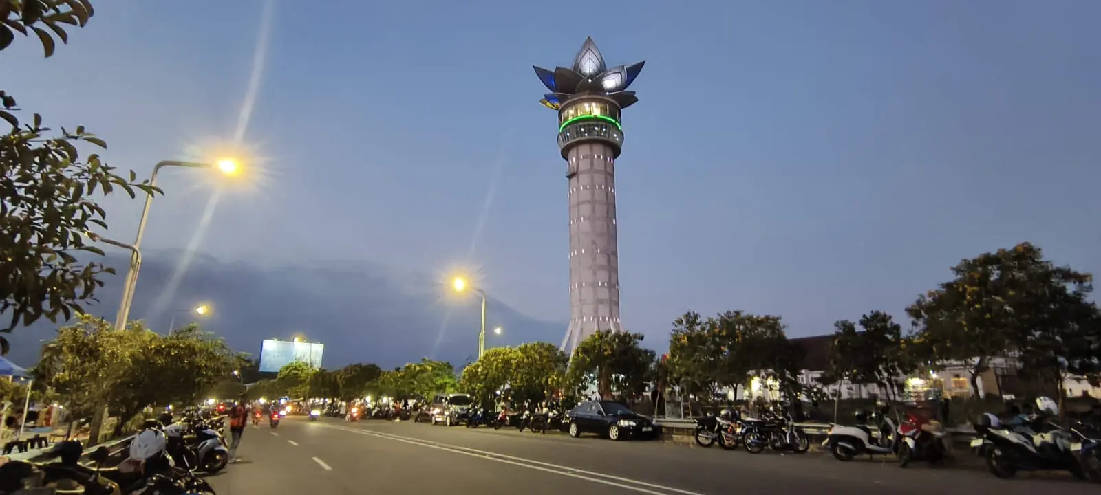 Pesona Bunga Tabebuya yang mulai menyelimuti kawasan Menara Teratai Purwokerto pada awal Mei 2026. (Foto: Dok cilacaptoday.com)