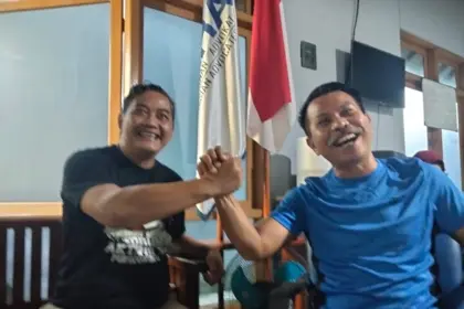 Kepala Desa Banjaranyar, Robi Wibowo, foto bersama dengan Advokat Djoko Susanto, S.H selalu ketua Peradi SAI Purwokerto, di kantor Peradi SAI Purwokerto, Senin (26/05/2026).(Foto: Wahyu Sumantri)