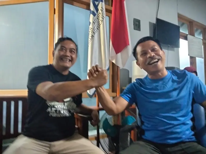 Kepala Desa Banjaranyar, Robi Wibowo, foto bersama dengan Advokat Djoko Susanto, S.H selalu ketua Peradi SAI Purwokerto, di kantor Peradi SAI Purwokerto, Senin (26/05/2026).(Foto: Wahyu Sumantri)