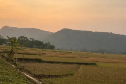 Potret eksotis bentang alam Desa Ciberung yang viral di media sosial sebagai oase di balik jalur rawan kecelakaan. (Sumber: YouTube @GALERIDESACIBERUNG)