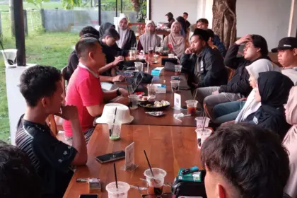 Suasana diskusi elemen mahasiswa dan masyarakat se Banjarnegara, Minggu (10/5/2026). (Foto: Heri Cahyono)