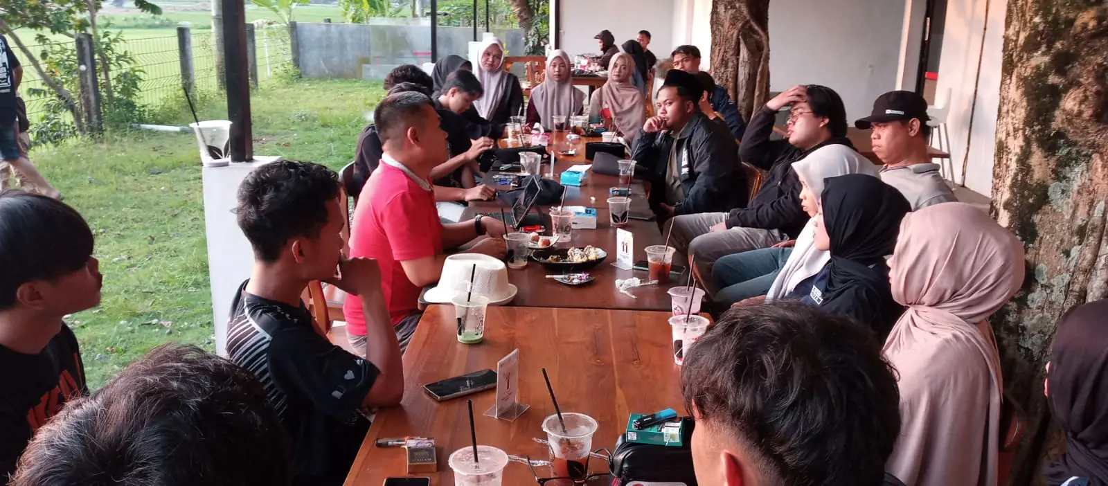 Suasana diskusi elemen mahasiswa dan masyarakat se Banjarnegara, Minggu (10/5/2026). (Foto: Heri Cahyono)