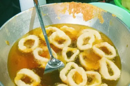 Proses menggoreng Gembus, kuliner khas Cilacap. (Foto: Ilustrasi AI/TikTok @gembuspakjimun98)