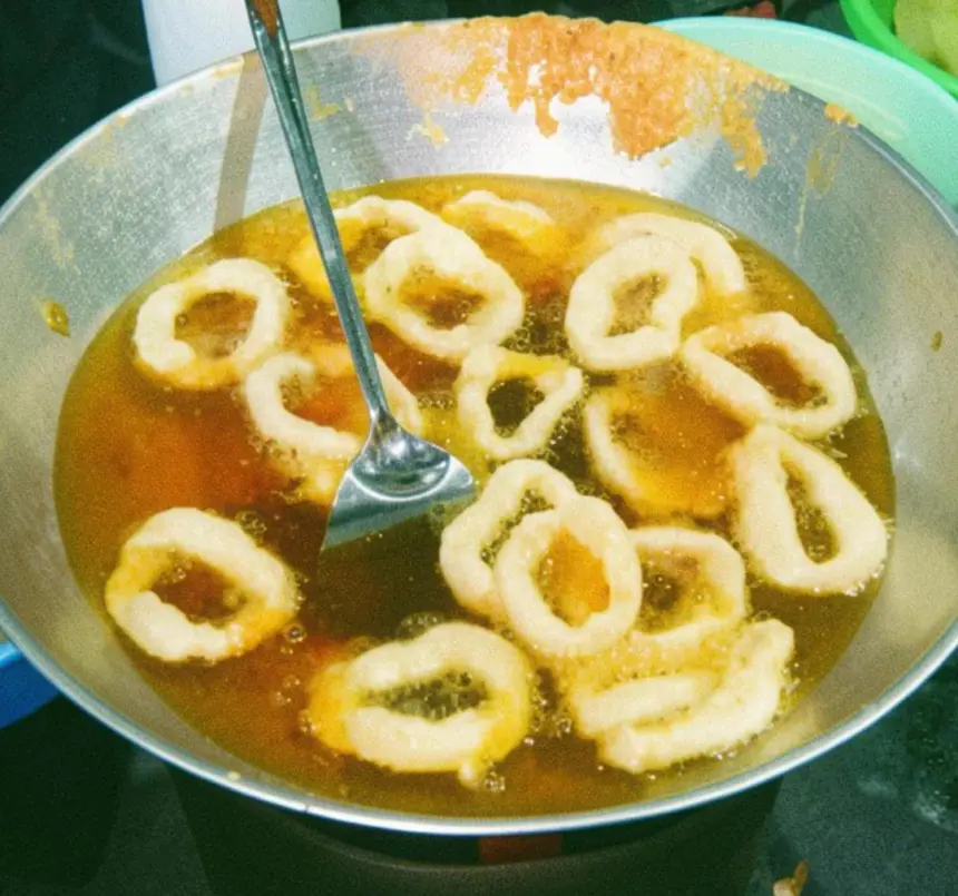 Proses menggoreng Gembus, kuliner khas Cilacap. (Foto: Ilustrasi AI/TikTok @gembuspakjimun98)