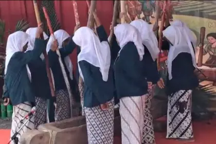 Sejumlah emak-emak di Desa Karanggedang Sidareja Cilacap memainkan lesung yang dipukul dengan alu atau kayu. (Tri Aji).
