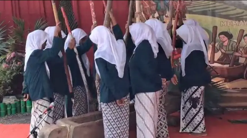 Sejumlah emak-emak di Desa Karanggedang Sidareja Cilacap memainkan lesung yang dipukul dengan alu atau kayu. (Tri Aji).