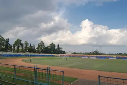 Petugas sedang melakukan persiapan akhir di Stadion Gelora Satria Purwokerto, Jumat (29/5/2026) jelang bergulirnya Liga 4 Piala Presiden 2026 Putaran Nasional. (Foto: cilacaptoday.com)