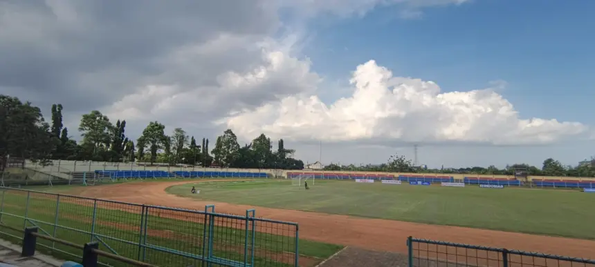 Petugas sedang melakukan persiapan akhir di Stadion Gelora Satria Purwokerto, Jumat (29/5/2026) jelang bergulirnya Liga 4 Piala Presiden 2026 Putaran Nasional. (Foto: cilacaptoday.com)