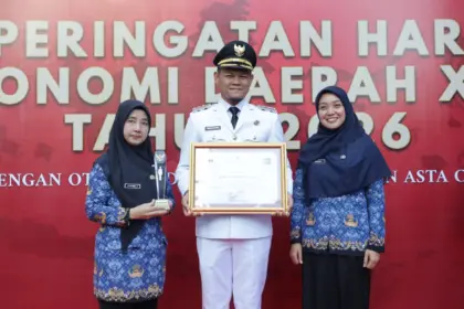 Bupati Purbalingga Fahmi M Hanif saat menunjukkan penghargaan 15 Kabupaten terbaik nasional, Senin (27/4/2026). (Foto; Humas Pemkab Purbalingga)