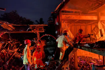 Petugas Damkar saat berjibaku padamkan kebakaran tempat pengolahan kopra di Nusawungu Cilacap. (Damkar Cilacap).