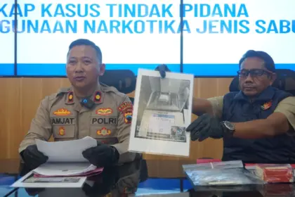 Wakapolres Purbalingga bersama Kasatres Narkoba saat menjelaskan penangkapan kurir sabu asal Jakarta Barat, Jumat (1/5/2026). (Foto: Heri Cahyono)