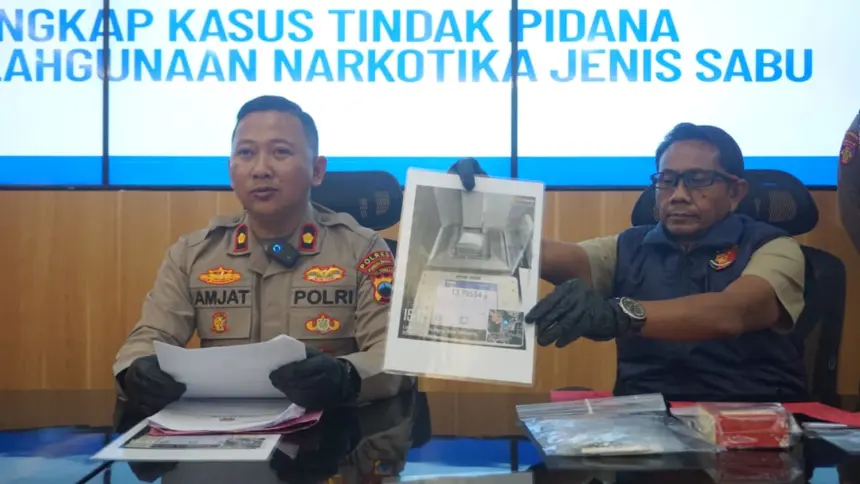 Wakapolres Purbalingga bersama Kasatres Narkoba saat menjelaskan penangkapan kurir sabu asal Jakarta Barat, Jumat (1/5/2026). (Foto: Heri Cahyono)