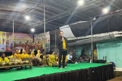 Ketua Komisi C DPRD Cilacap, Mitra Patriasmoro hadiri syukuran jalan dan menyerahkan gamelan kepada Kelompok Sanggar Seni Desa Bengbulang Cilacap. (Dok Cilacap Today).