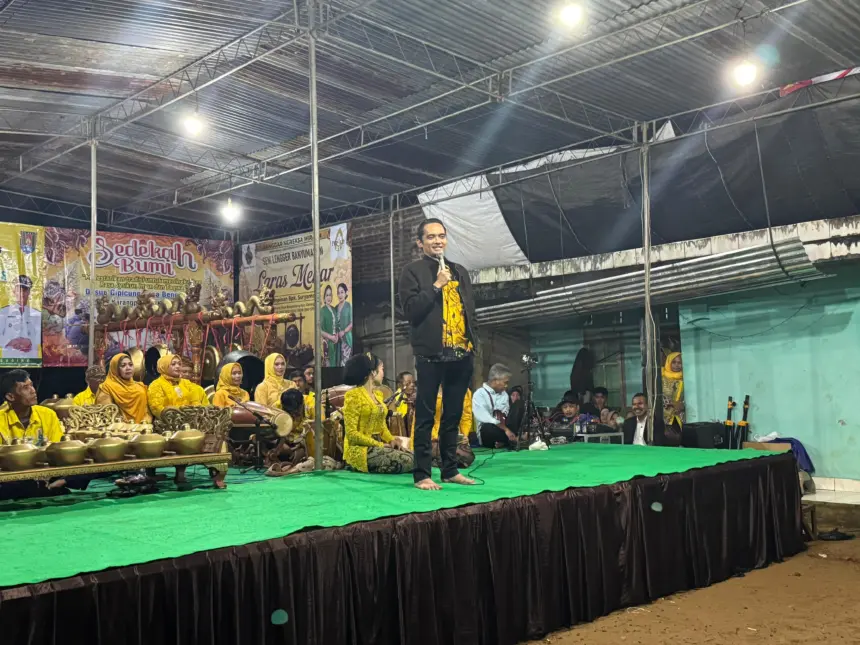 Ketua Komisi C DPRD Cilacap, Mitra Patriasmoro hadiri syukuran jalan dan menyerahkan gamelan kepada Kelompok Sanggar Seni Desa Bengbulang Cilacap. (Dok Cilacap Today).