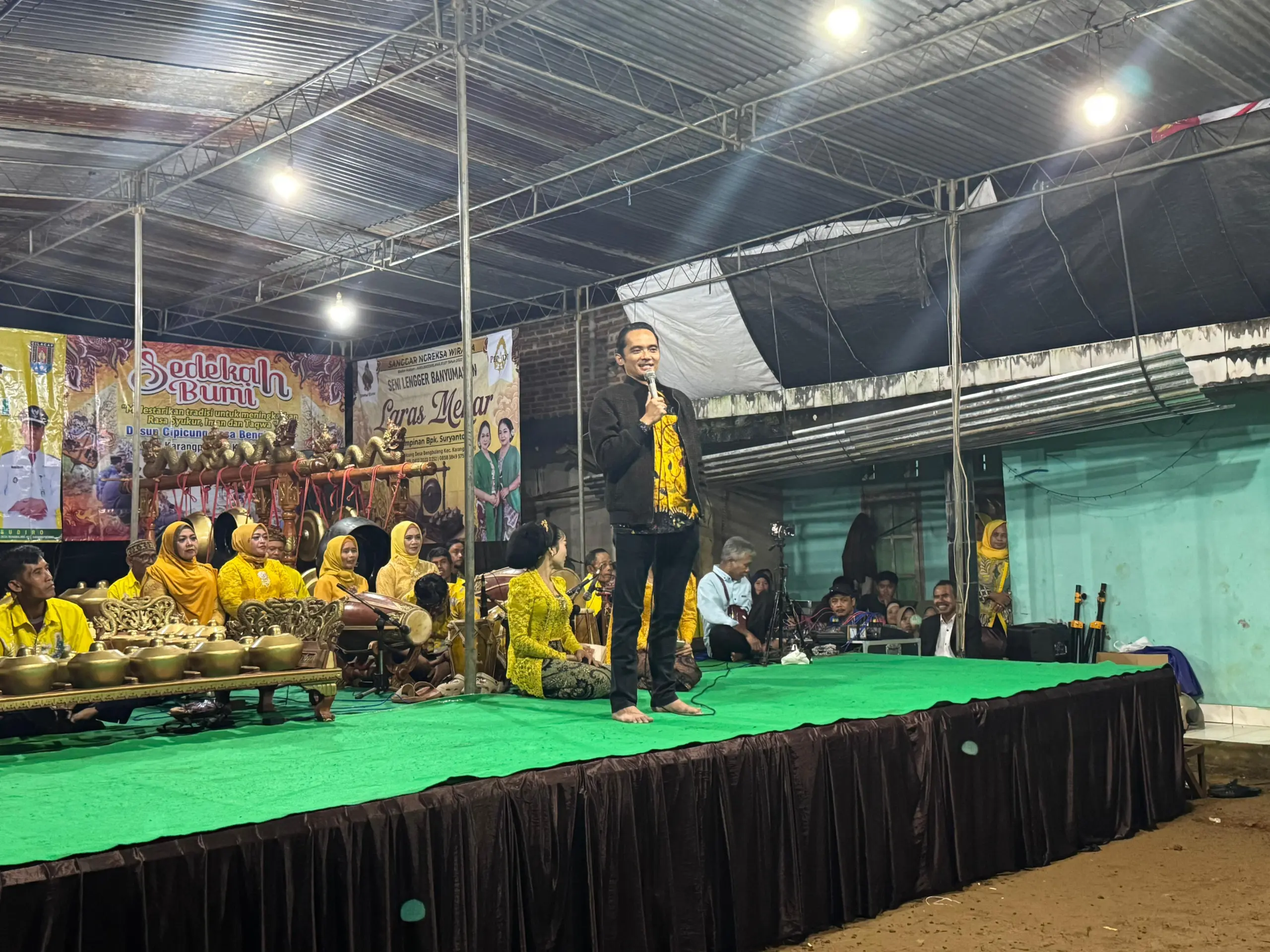 Ketua Komisi C DPRD Cilacap, Mitra Patriasmoro hadiri syukuran jalan dan menyerahkan gamelan kepada Kelompok Sanggar Seni Desa Bengbulang Cilacap. (Dok Cilacap Today).