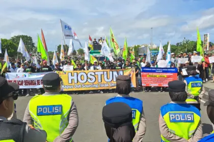 Ratusan buruh menggelar aksi dan konvoi kendaraan saat peringatan May Day 2026 di Alun-alun Cilacap. (Tri Aji).