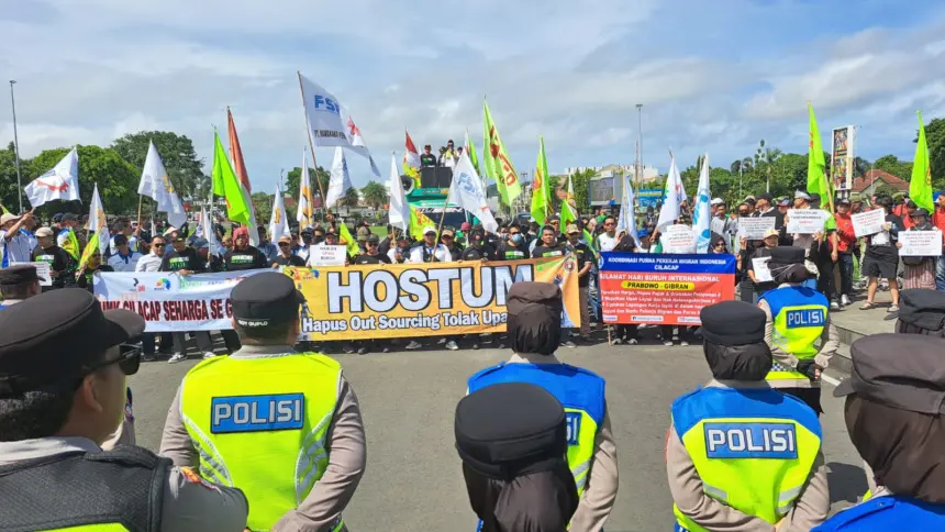 Ratusan buruh menggelar aksi dan konvoi kendaraan saat peringatan May Day 2026 di Alun-alun Cilacap. (Tri Aji).