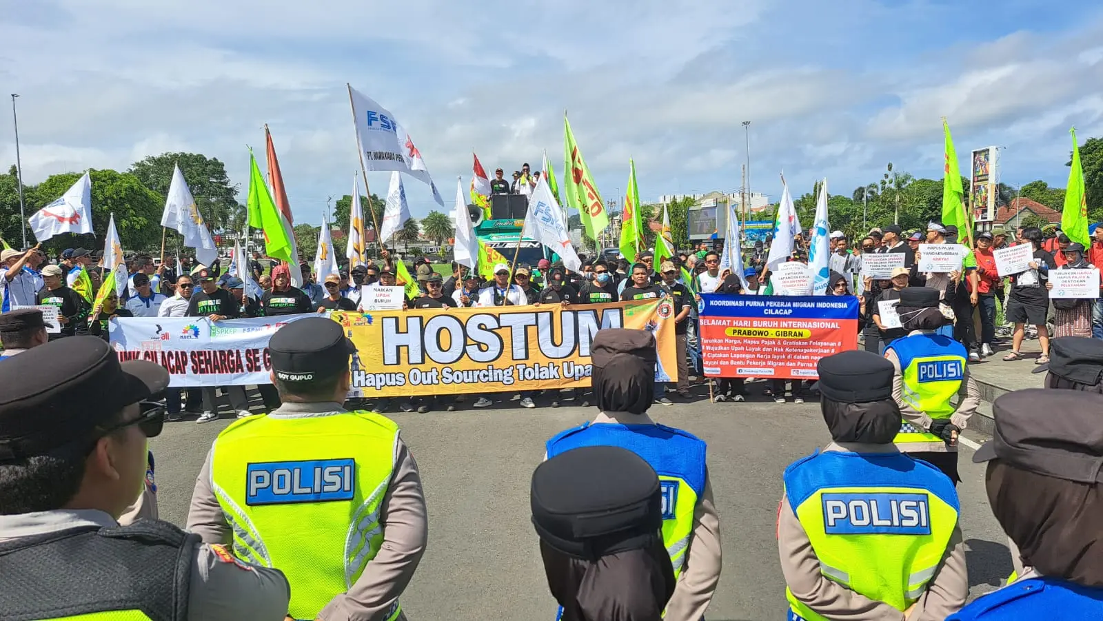 Ratusan buruh menggelar aksi dan konvoi kendaraan saat peringatan May Day 2026 di Alun-alun Cilacap. (Tri Aji).