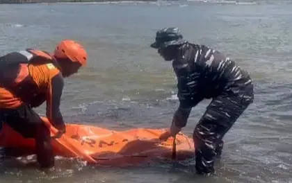 Tim SAR gabungan evakuasi korban tenggel di Sungai Jetis Cilacap-Kebumen. (Basarnas Cilacap).