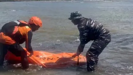 Tim SAR gabungan evakuasi korban tenggel di Sungai Jetis Cilacap-Kebumen. (Basarnas Cilacap).