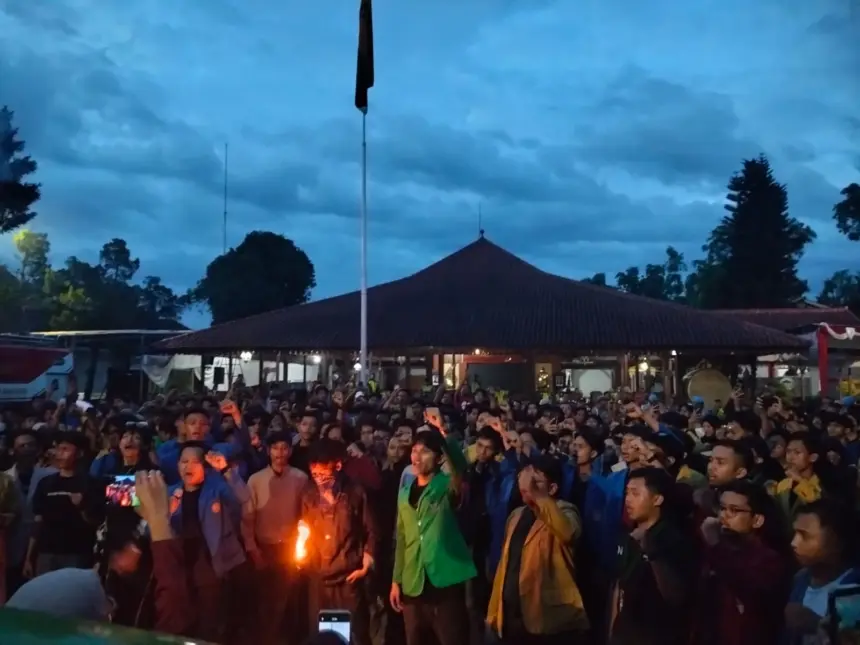 Suasana aksi mahasiswa yang tergabung dalam Aliansi Mahasiswa Banyumas, di Halaman Pendopo Si Panji Purwokerto, Jumat (01/05/2026).(Foto: Wahyu Sumantri)