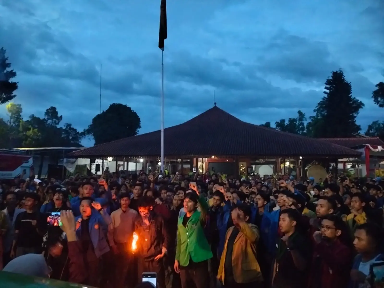 Suasana aksi mahasiswa yang tergabung dalam Aliansi Mahasiswa Banyumas, di Halaman Pendopo Si Panji Purwokerto, Jumat (01/05/2026).(Foto: Wahyu Sumantri)