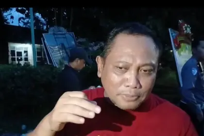 Plt Kepala Dinas Pendidikan Banyumas Amrin Ma'ruf saat menemui massa aksi di halaman Pendopo Si Panji Purwokerto, Jumat (01/05/2026).(foto: Wahyu Sumantri)