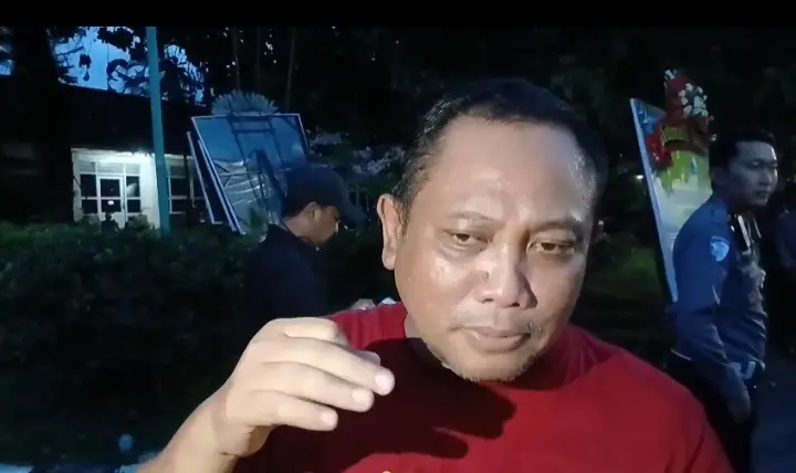 Plt Kepala Dinas Pendidikan Banyumas Amrin Ma'ruf saat menemui massa aksi di halaman Pendopo Si Panji Purwokerto, Jumat (01/05/2026).(foto: Wahyu Sumantri)