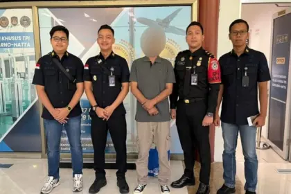 Petugas Imigrasi mendeportasi warga negara Malaysia usai menjalani pidana di Lapas Nusakambangan. (Imigrasi Cilacap).
